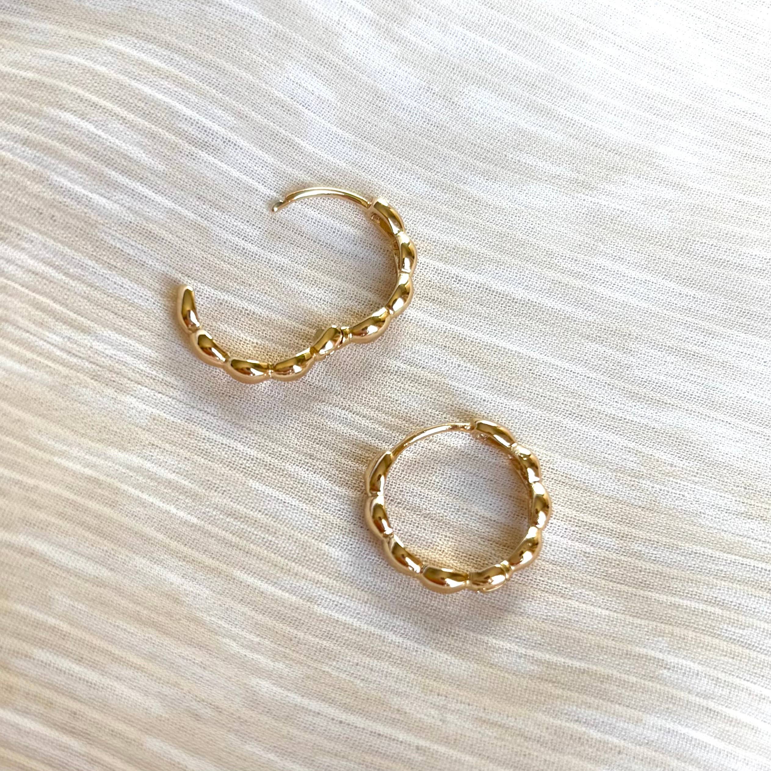 WAVY HOOP EARRINGS | 18k gold | dainty hoops with clasp