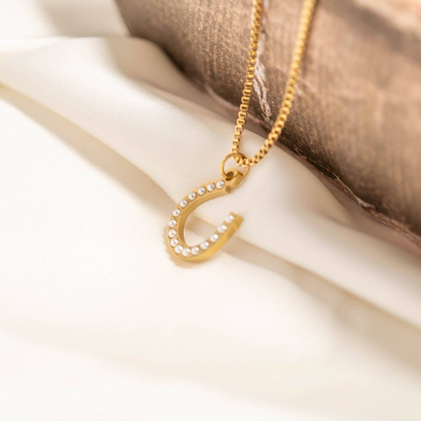18K Gold Stainless Steel Pearl Beaded Horseshoe Charm